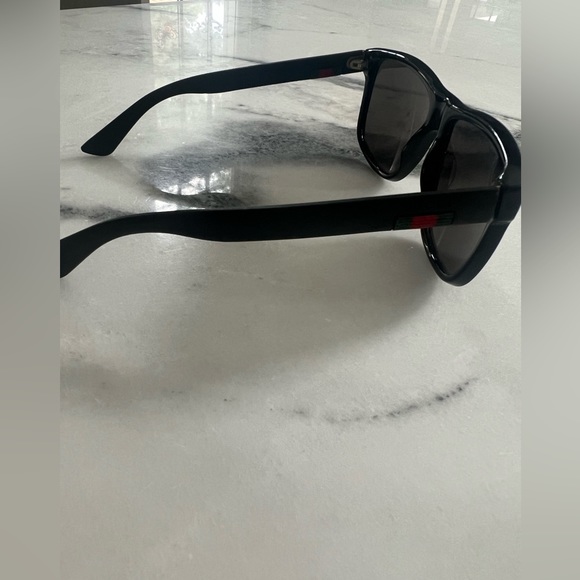 Black Gucci sunglasses - Picture 2 of 5